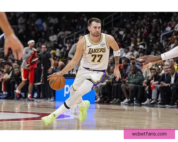 东契奇三节狂砍40分超越拉塞尔 创湖人单赛季三分新纪录 里夫斯迎重要里程碑